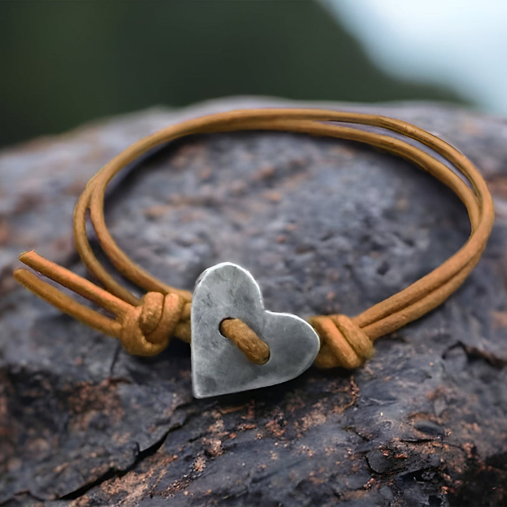 Amoura - Handmade bracelet with heart symbol
